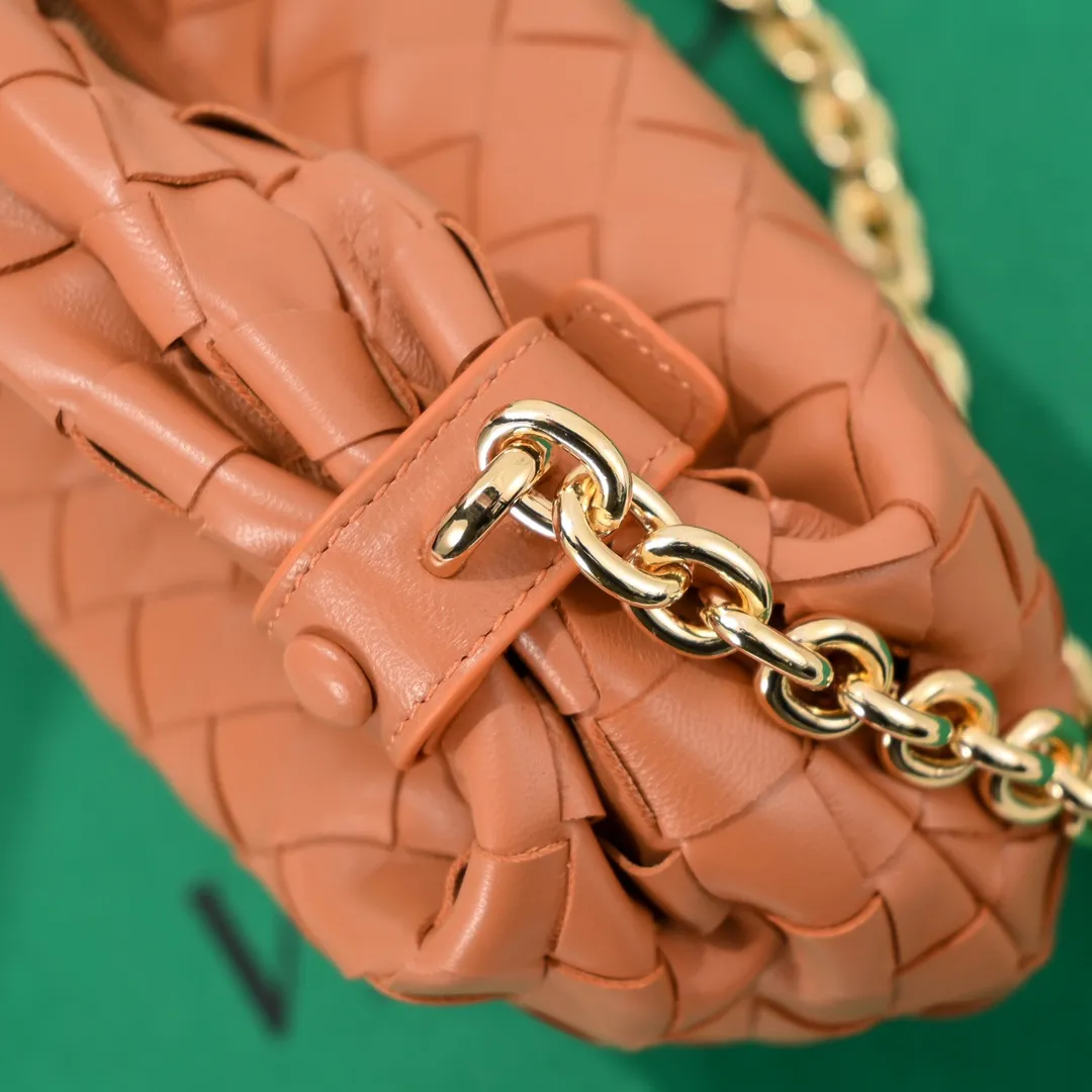 Batch 1220 Hello everyone, I have a new name, it’s called chain jodie. Jodie’s chain clause ~ can finally be carried on the shoulder. It is based on the original bag type and adds a chain shoulder strap, and it is detachable! It's equivalent to spending one dollar to buy two bags. As the ace cutie of BV family, I really have no choice but to buy one! This bag of ours is really the same as ZP. You can wear it with a small amount of money~ Original sheepskin➕all steel hardware 28×23×8cm, model: 6699-9#